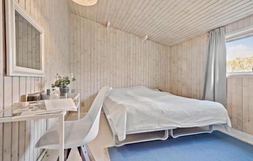 Jægerspris1 Bedroom Stunning Home In Jgerspris的一间卧室配有一张床、一张书桌和一个窗户。