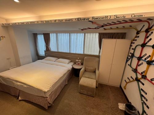 台北RF富裕自由旅店 - 林森馆的配有一张床和一把椅子的酒店客房