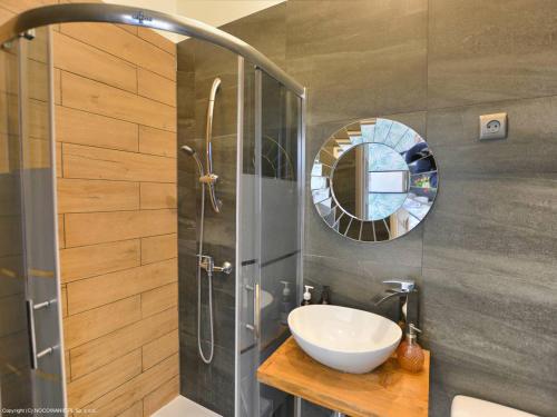 格丁尼亚Pokoje Gościnne Bryza Gdynia的浴室配有盥洗盆和带镜子的淋浴