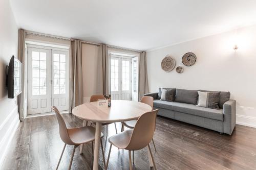 波尔图GuestReady - Bourse Maison的客厅配有桌椅和沙发