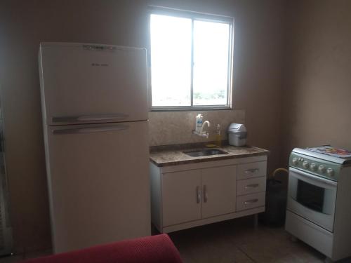 马卡埃Residencial Barbosa - Apto 302的厨房配有冰箱、水槽和窗户。