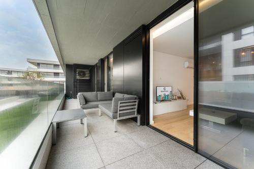 加亚新城GuestReady - Amazing Modern home near the beach的带沙发和窗户的客厅