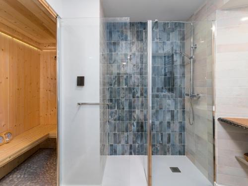 桑坦德Espectacular apartamento en el Sardinero的浴室里设有玻璃门淋浴