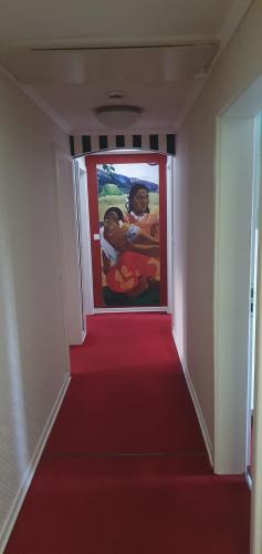 WissenAlte-post的走廊上挂着红地毯,墙上挂着一幅画