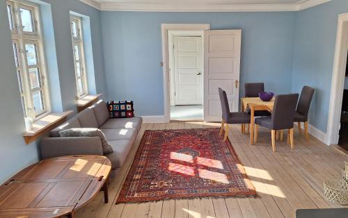 凯隆堡Room in Ubby (Near Kalundborg)的客厅配有沙发和桌子