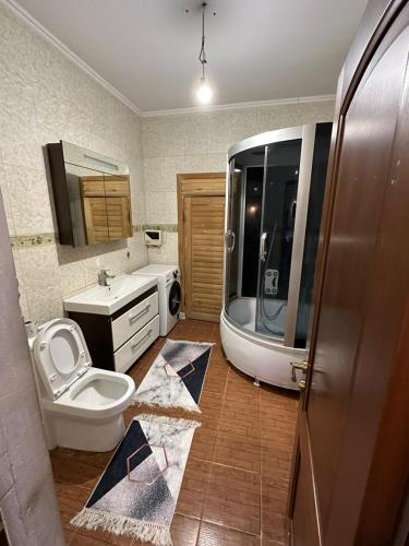 阿拉木图Хостел Aspan的一间带卫生间和水槽的浴室