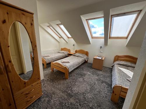 马里扬泊列凯塔旅馆的客房设有三张床、镜子和窗户。