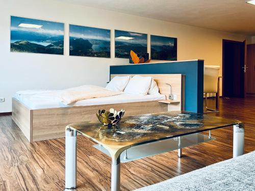 阿特湖莱特纳酒店的一间卧室配有一张床和一张玻璃桌