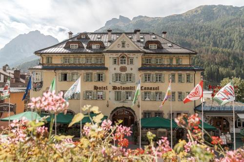 卡纳泽伊Hotel Dolomiti Schloss的前面有旗帜的大建筑
