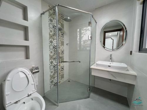Cái RồngRosa Villa - Sonasea Vân Đồn的带淋浴、卫生间和盥洗盆的浴室