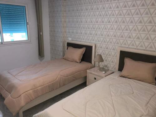 拉古莱特LUX & VIP apartment at Berges du Lac 2 Tunis的卧室内两张并排的床
