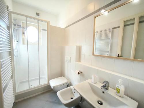 巴韦诺LA CASA GIALLA的一间带水槽、卫生间和镜子的浴室