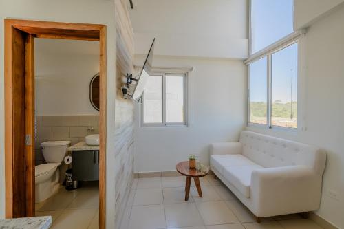 圣地亚哥Gran Pacifica Beach Resort & Homes的客厅配有白色沙发和窗户