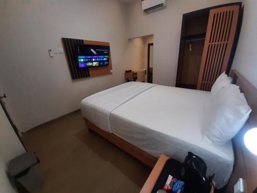 日惹Griya Endika Syariah的一间卧室配有一张大床和电视