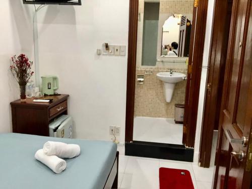 胡志明市Saigon Cozy2 Hotel的浴室配有盥洗盆和浴缸。