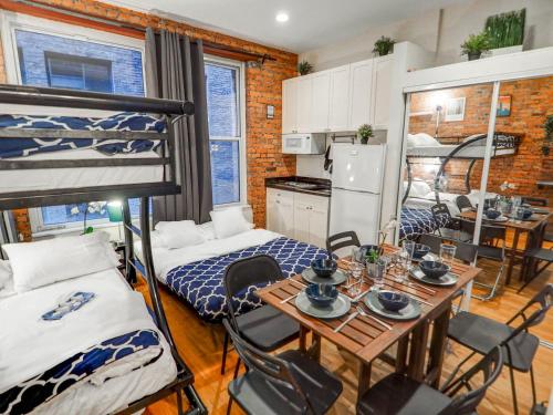 纽约Empire Broadway Retreats的客房设有餐桌和双层床。