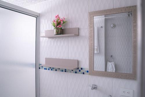 巴耶杜帕尔APARTAMENTO - AIRE ACONDICIONADO的一间带镜子和水槽的浴室