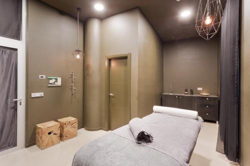 伊斯兰蒂拉AMA Residences Andalucia的主卧室设有1张床和1间浴室