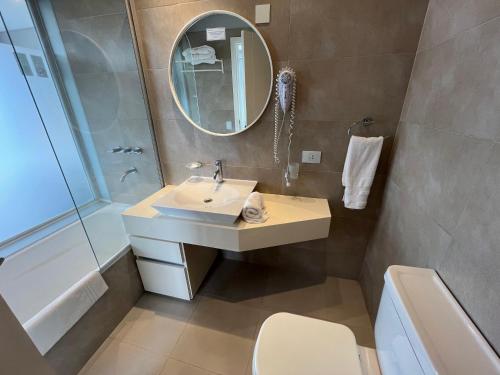 皮纳马尔Hotel Zentiva Pinamar的一间带水槽和镜子的浴室