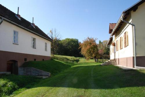 Mala NedeljaRuhig gelegenes Ferienhaus für erholsamen Urlaub auf dem Land inmitten der Thermenregion Sloweniens的享有房子和建筑的庭院景色