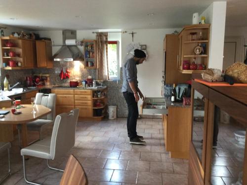 奥西耶克Haus Babić的一个人站在厨房里