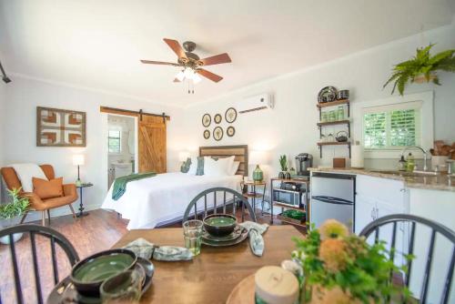 韦科Bluebonnet Trail的厨房以及带床和桌子的客厅。