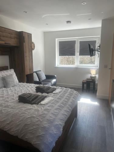 波特里Burnbrae Apartment的一间卧室配有一张床、一张沙发和一个窗口