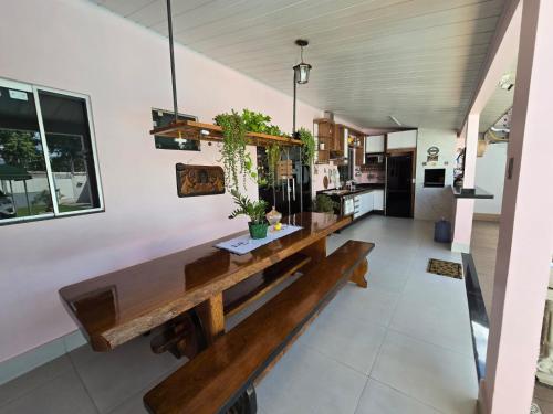 库亚巴Casa Rosa的厨房里设有长凳的用餐室