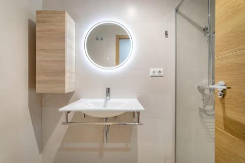 圣波拉Precioso apartamento的白色的浴室设有水槽和镜子