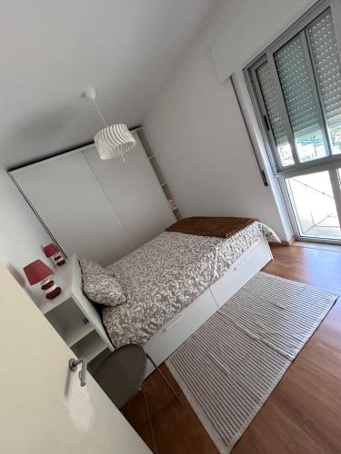 克卢什Apartamento acolhedor em Queluz的一间小卧室,配有一张床和一张书桌