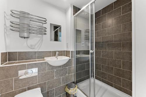 迪斯伯里Executive Apartment -Sleeps 6 - Newly Refurbished的带淋浴、卫生间和盥洗盆的浴室
