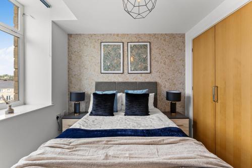 迪斯伯里Executive Apartment -Sleeps 6 - Newly Refurbished的一间卧室配有一张大床和两盏灯。