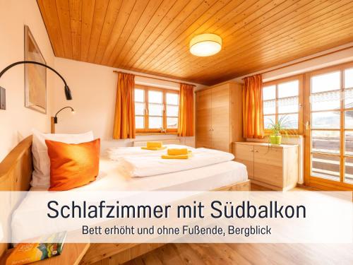 博尔斯特尔朗Biohof Burger, 3 sonnige Fewo, alle mit Balkon, Spielzimmer, Grillhütte, 7 km vor Oberstdorf的卧室配有一张床