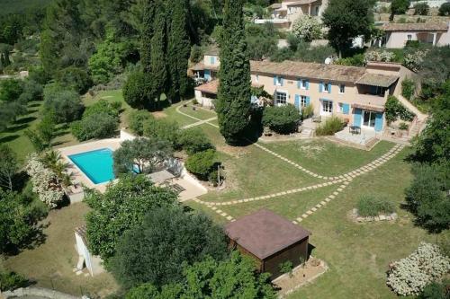 萨雷尔讷Gites Colline De Sollies的享有带游泳池的房屋的空中景致