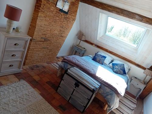 特雷尼La Treille的一间卧室设有一张床和一个窗口