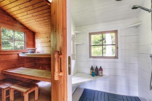 基尔科努米Villa Porkkala - Seafront Jacuzzi Nature Reserve的小木屋内带长凳的桑拿浴室