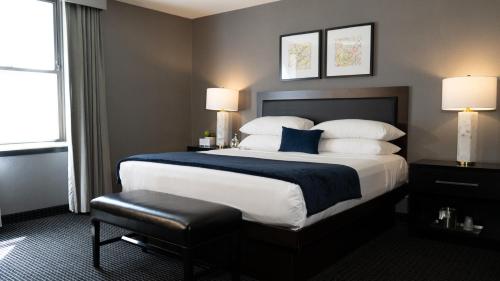 巴尔的摩Roomza Inner Harbor at Lord Baltimore的一间卧室配有一张带蓝白色枕头的大床