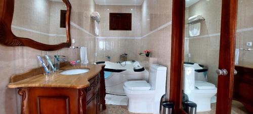 BenguelaHotel Residencial Ramire-Tour的一间带水槽和卫生间的浴室