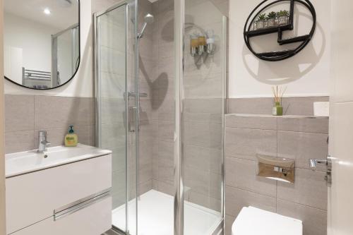 南安普敦Stunning two bedroom in city centre的带淋浴、盥洗盆和镜子的浴室