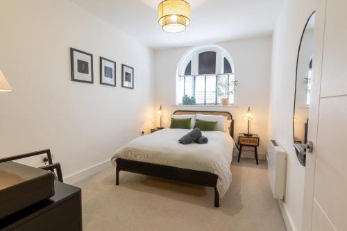 南安普敦Stunning two bedroom in city centre的一间卧室设有一张床和一个窗口