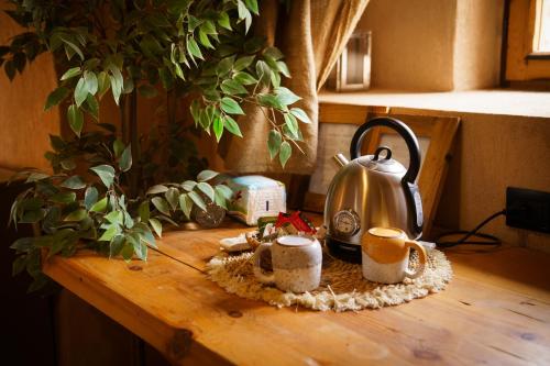 法尤姆Tzila Lodge的一张带茶壶的木桌