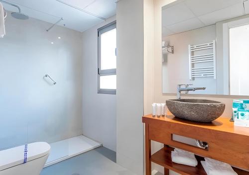 贝尼多姆Flamingo Beach Resort - Adults Recommended的一间带水槽和卫生间的浴室