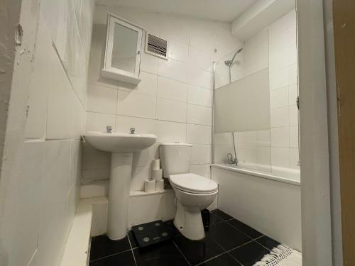 WoolwichThe Big 3 Bedroom London House 2 bathrooms的白色的浴室设有卫生间和水槽。