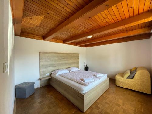 维帕瓦Kmetija Tomažič vinska klet - winery的一间卧室设有一张床和木制天花板