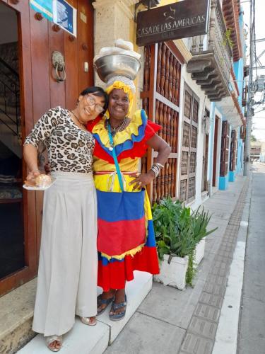 卡塔赫纳Hostal Casa de las Americas的两个女人在街上站在一起