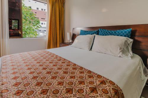 蒙特里亚Casa Hotel Miriam的一间卧室配有一张带橙色和白色毯子的大床