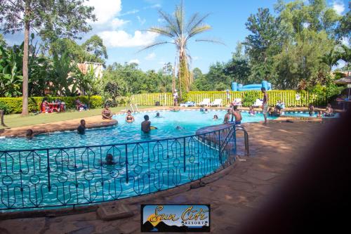 Sunciti Resort Sagana的一群人在公园的游泳池里