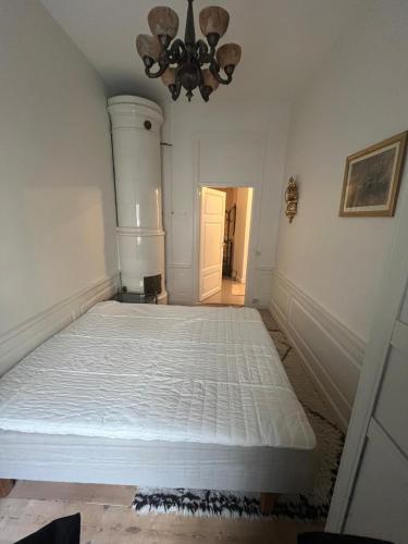 斯德哥尔摩Home Inn LNG20的一间卧室,卧室内配有一张大床