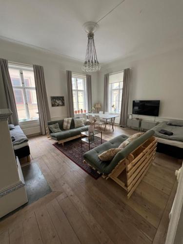 斯德哥尔摩Home Inn LNG20的客厅配有沙发和桌子