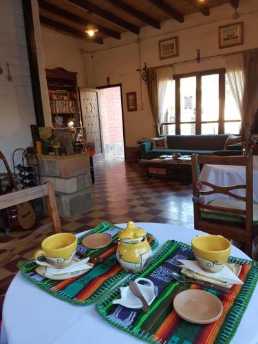 麦马拉La Paleta del Pintor Hosteria的桌子上放有盘子和碗